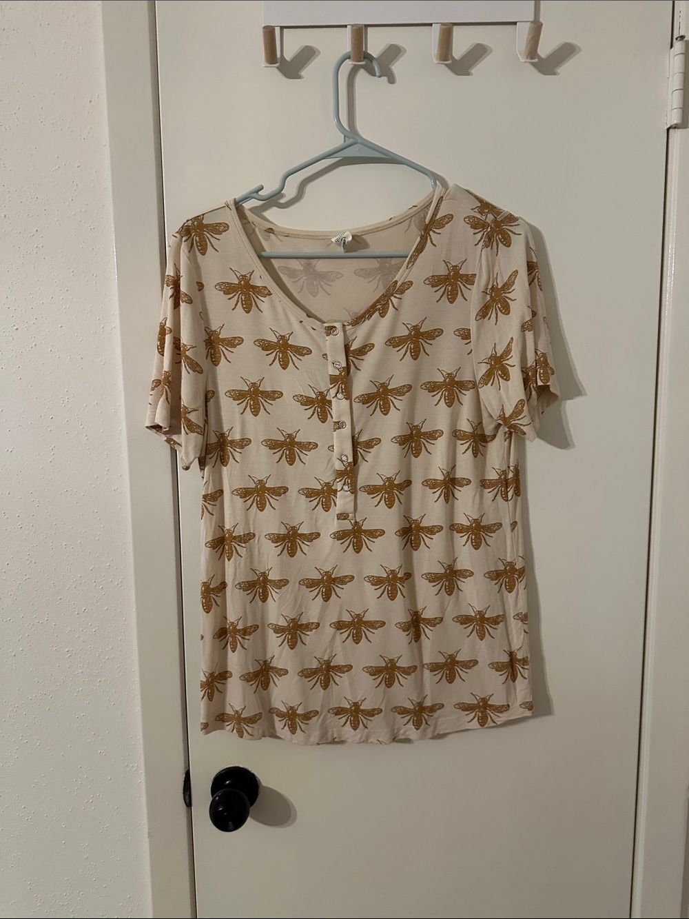 kate quinn Cream Short-Sleeve Henley with Gold Bee Print